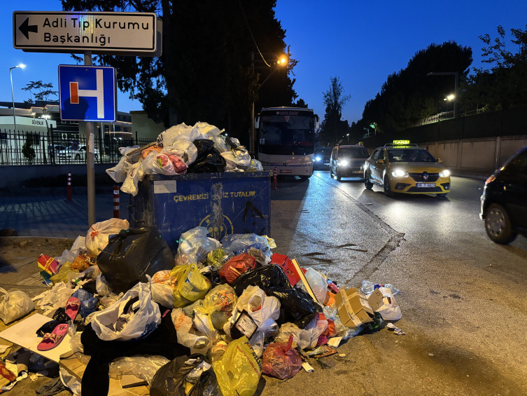 Binlerce işçi greve gitti, İzmir sokakları çöple doldu - Resim : 1