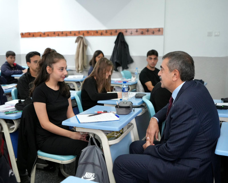 Bakan Yusuf Tekin'den okula sürpriz ziyaret - Resim : 1
