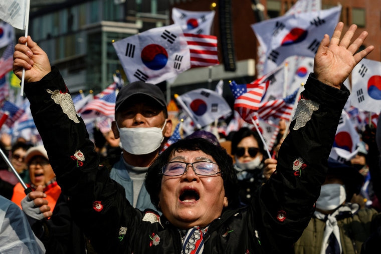 Güney Kore'de Yoon destekçileri sokaklara döküldü