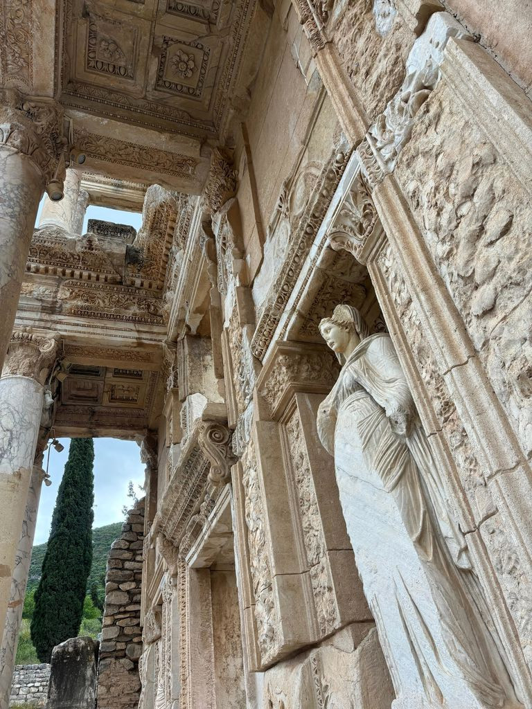 Efes’teki Celcus Kütüphanesi’nde bulunan kopya heykeller.