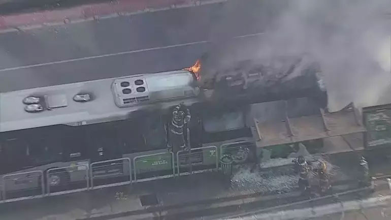 Uçak caddeye düştü! Hayatını kaybedenler var - Resim : 1