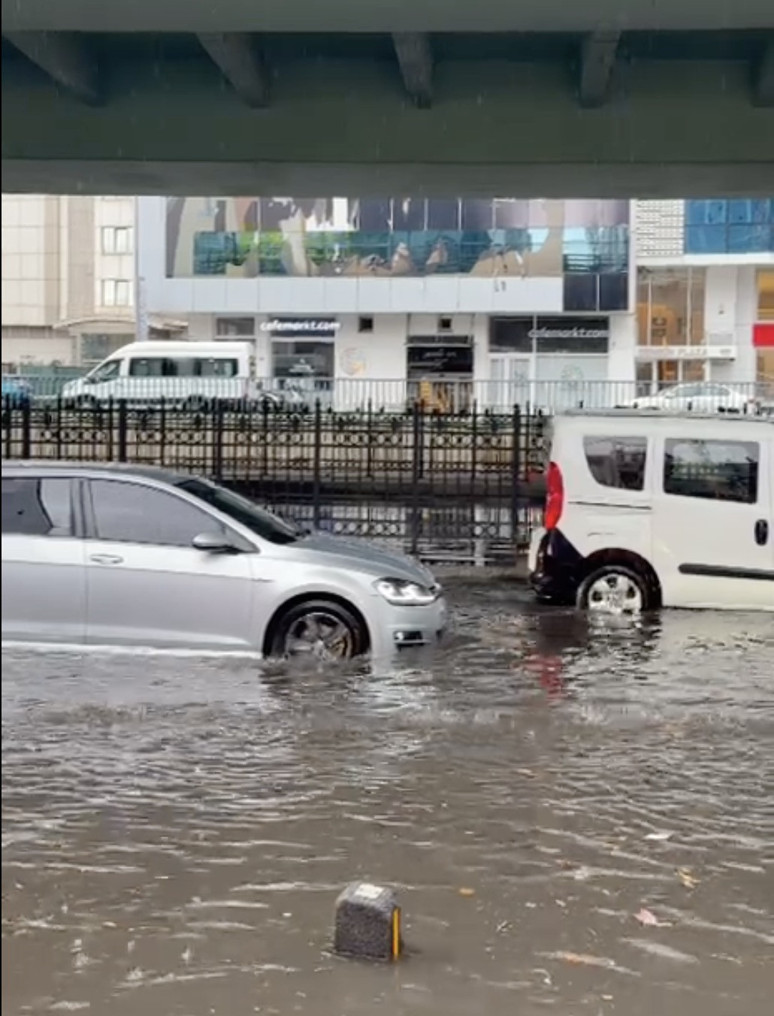 İstanbul'da caddeler göle döndü! Beklenen yağış felç etti - Resim : 2