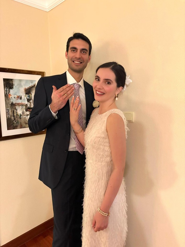 Almila Ada mutluluğa 'evet' dedi! Ünlü oyuncu nişanlandı - Resim : 1