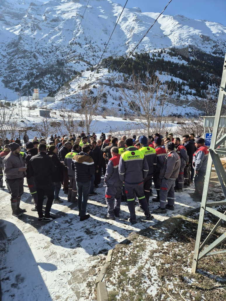Niğde Ulukışla'da işçiler ayağa kalktı! Şantiye girişini kapattılar... - Resim : 1