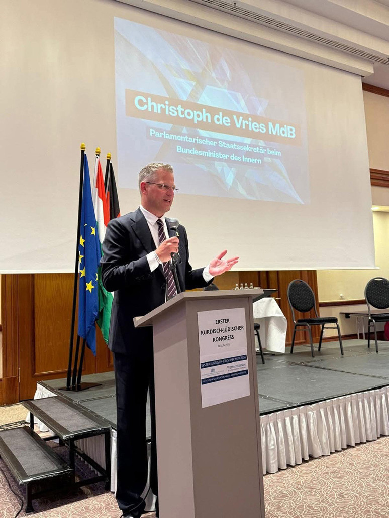 Alman Devleti’nin himayesinde Öcalan’ın çağrısına bayrak açtılar - Resim : 1