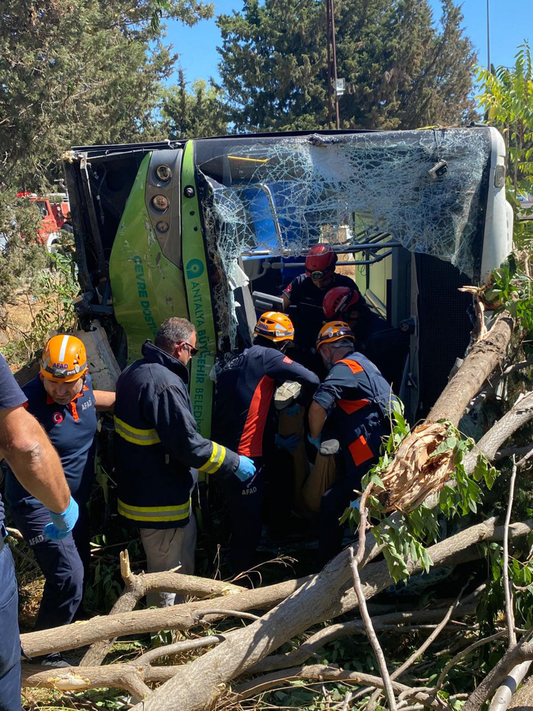Direksiyonda fenalaştı: Korkunç kazada otobüs şoförü yaşamını yitirdi - Resim : 1
