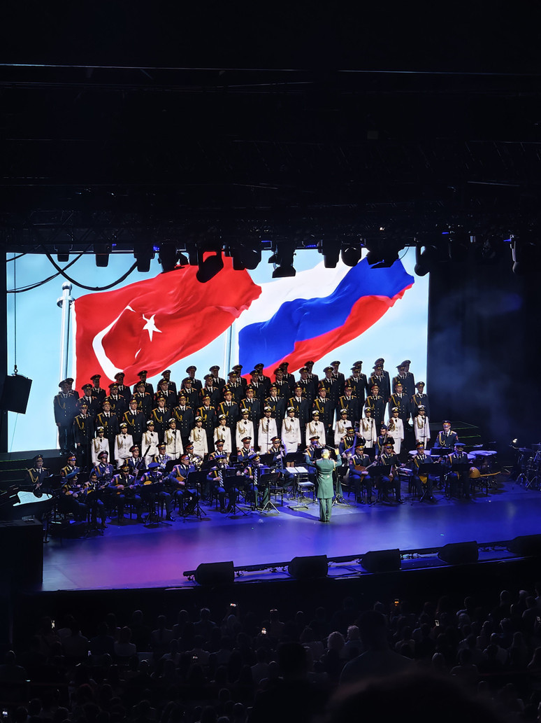 Kızıl Ordu Korosu’nun NATO Zirvesi öncesi verdiği mesaj - Resim : 1