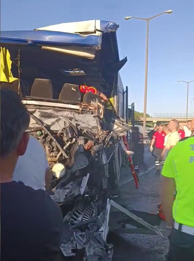 TEM Otoyolu'nda feci kaza: Trafik durdu! Ölü ve yaralılar var! - Resim : 1