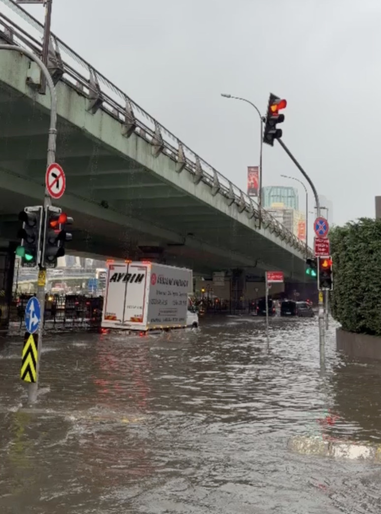 İstanbul'da caddeler göle döndü! Beklenen yağış felç etti - Resim : 4