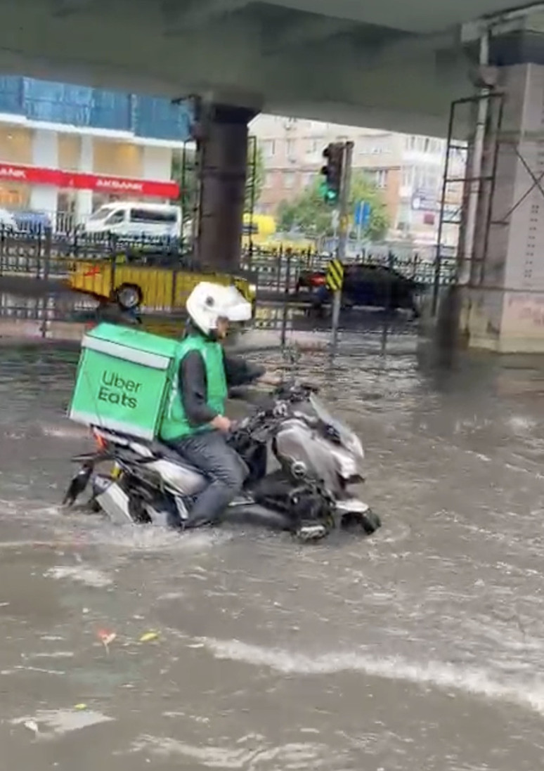 İstanbul'da caddeler göle döndü! Beklenen yağış felç etti - Resim : 3