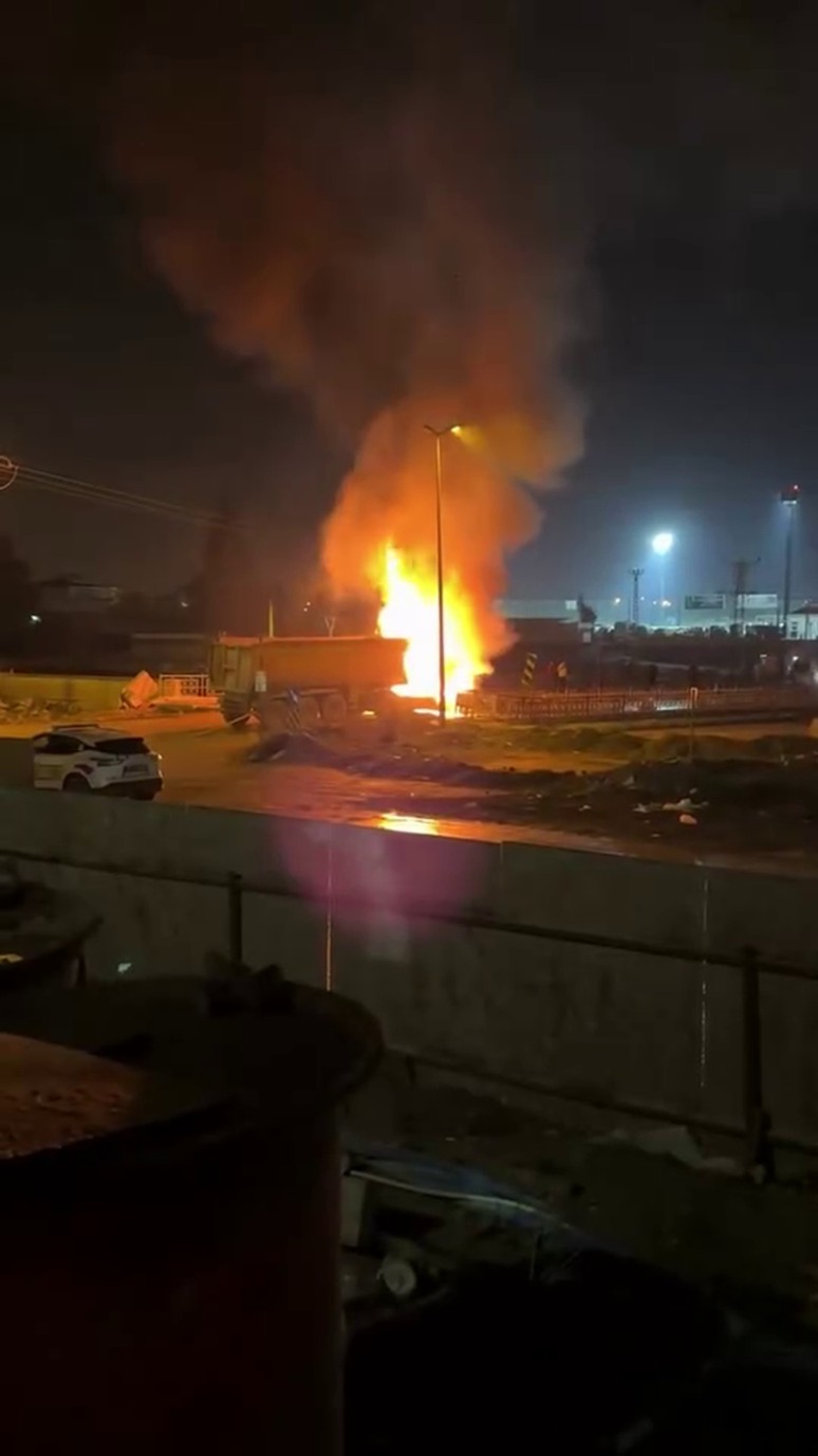 Hatay'da yanan hafriyat kamyonunda korkutan patlama! - Resim : 1