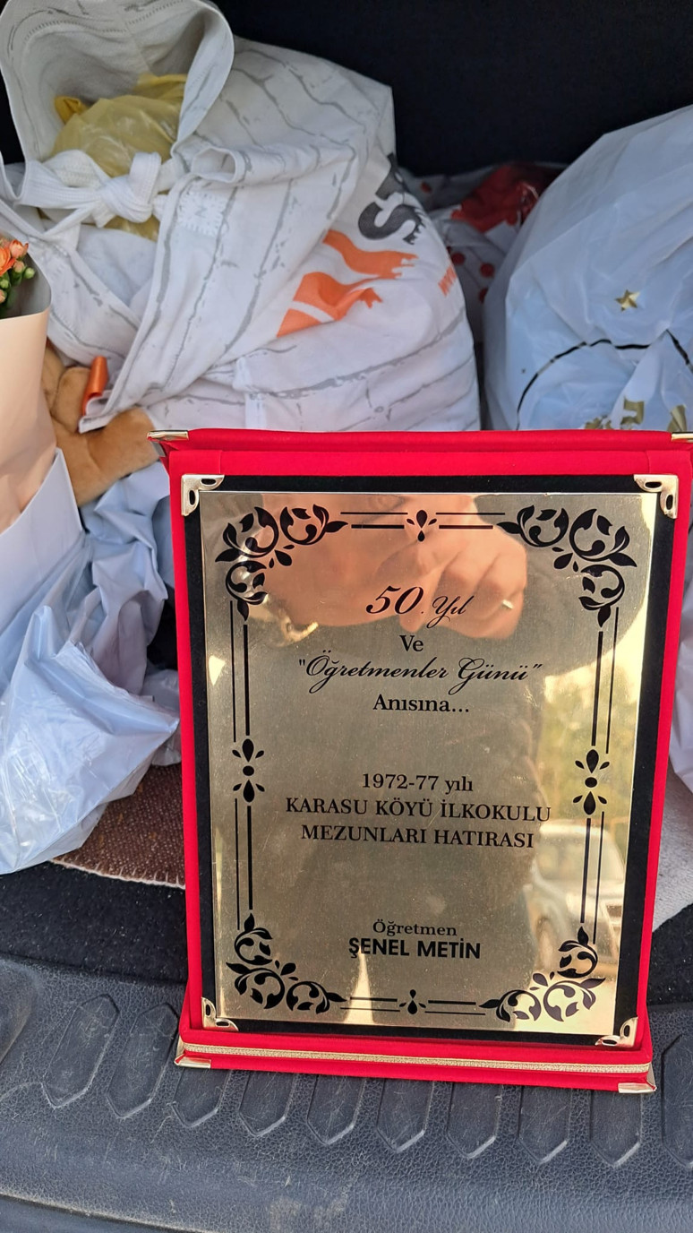 Öğretmenlerini sosyal medyadan 53 yıl sonra buldular, Türk Bayrağı ile karşıladılar - Resim : 2