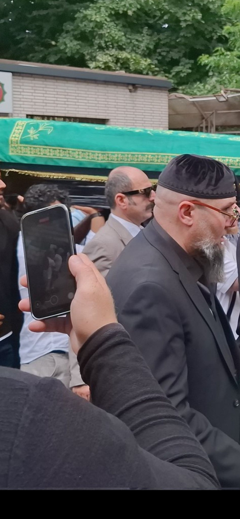 Muhammed Yakut'un tabutunu taşıyan Zekeri Öz mü? Sosyal medya bu kareleri konuşuyor... - Resim : 3
