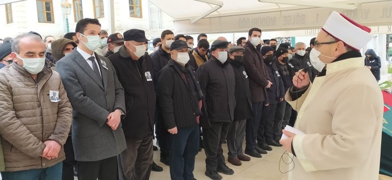 Bayrak adama saygı duruşu! - Resim : 1