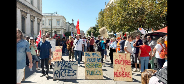 FRANSA’DA HAYAT DURDU! Hedef Macron ve kemer sıkma bütçesi - Resim : 3