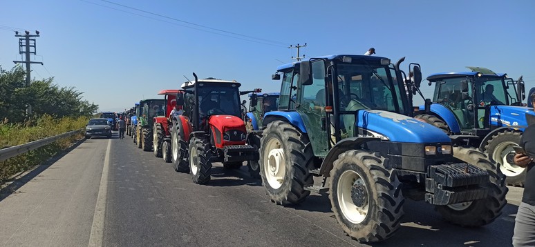Milletin efendisi hakkını arıyor! Ürünü tarlada kaldı çiftçi yollara döküldü - Resim : 1