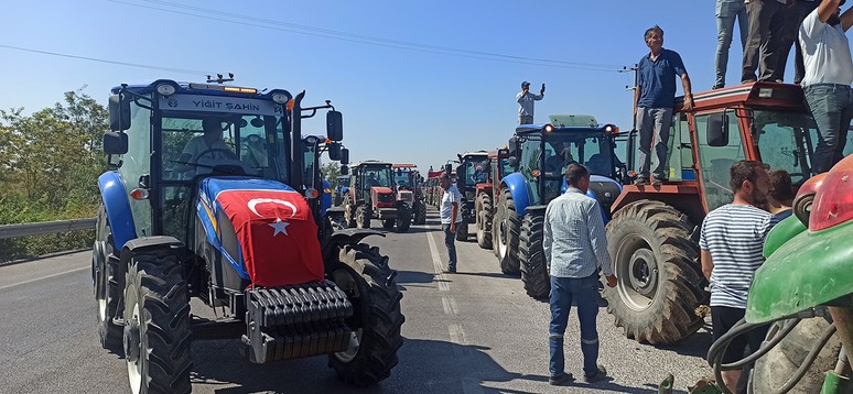 Milletin efendisi hakkını arıyor! Ürünü tarlada kaldı çiftçi yollara döküldü - Resim : 5