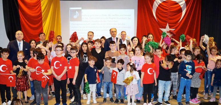 2 bin imza meclise verildi! Berlin'de Türkçe yasaklarına tepki büyüyor... 'Çocuklarımızın geleceğiyle oynamayın' - Resim : 4