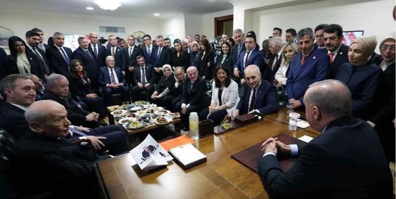 Meclis’te CHP’siz liderler buluşması: Erdoğan, Davutoğlu ve Babacan yıllar sonra yan yana geldi - Resim : 1