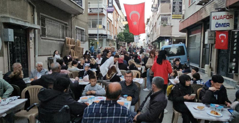 Nazilli'de iftar coşkusu: Bin 500 kişi aynı sofrada buluştu - Resim : 1