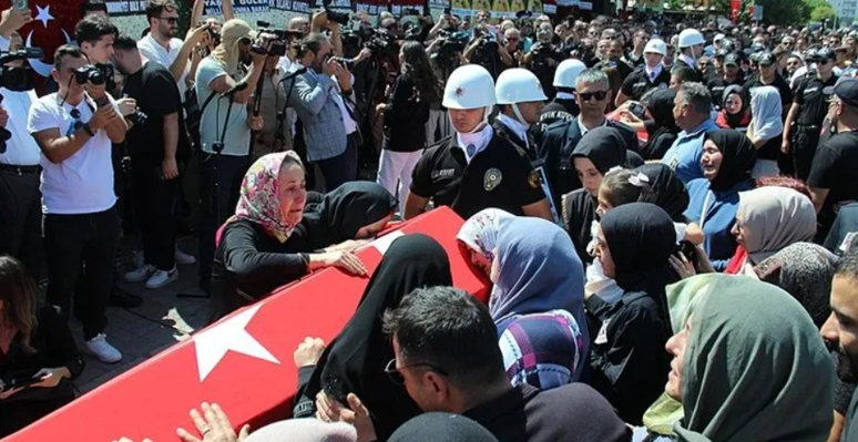 İzmir'deki hain saldırıda şehit olan polisler törenle uğurlanıyor - Resim : 1