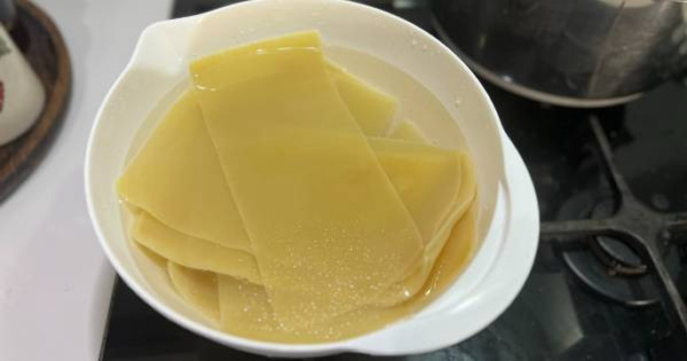 Bu börek için hamur yoğurmaya ve hazır yufkaya gerek yok! Sadece tek bir malzeme ile en pratik su böreği tarifi... - Resim : 1