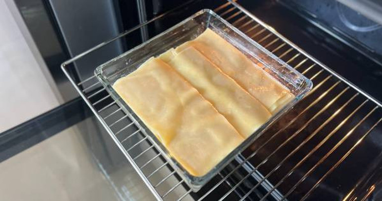 Bu börek için hamur yoğurmaya ve hazır yufkaya gerek yok! Sadece tek bir malzeme ile en pratik su böreği tarifi... - Resim : 2