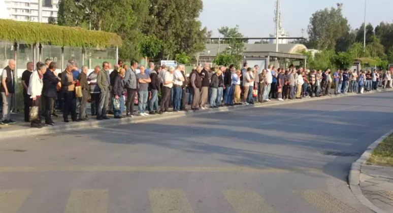 İzmir’de hayat durdu! 23 bin işçi greve çıktı: 'Huzursuzluk çıkarmaya değil ekmeğimizi çıkarmaya geldik' - Resim : 2