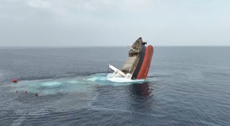 Yemen Kızıldeniz'de ikinci Yunan gemisini de batırdı - Resim : 1