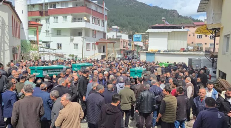 Aile yok oldu: Anne ve üç çocuğu yan yana toprağa verildi - Resim : 1