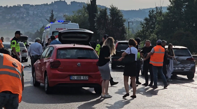 Otoyolda dehşet: 10 araç birbirine girdi, 10 kişi yaralandı - Resim : 1