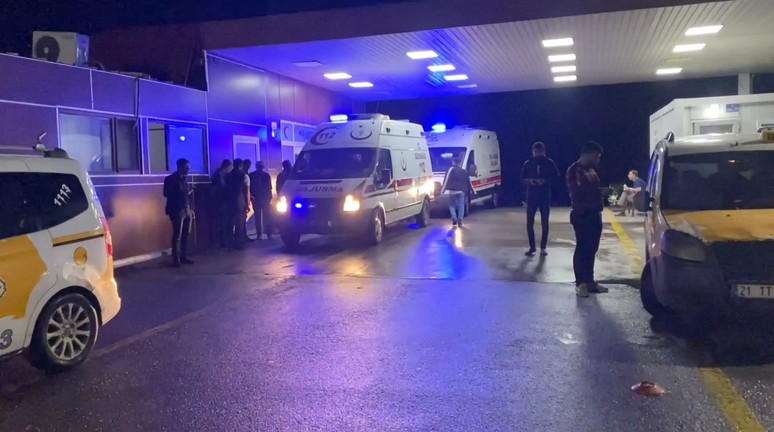 Diyarbakır'da 53 öğrenci hastaneye kaldırıldı! Nedeni zehirlenme şüphesi - Resim : 2
