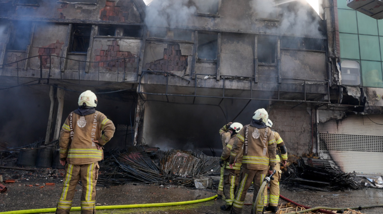 Bağcılar'da korkutan yangın! Çok sayıda iş yerine sıçradı - Resim : 1