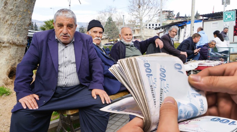 Emeklilere bayram ikramiyesi ne zaman yatırılacak? 2025 yılı ikramiye kaç TL oldu, tek parça mı ödenecek? - Resim : 1