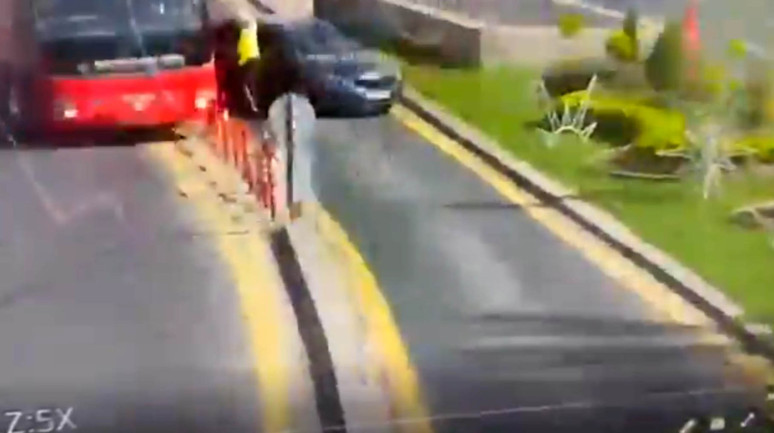 Polisin üzerine sürdüler! Hem CHP seçim aracı hem de CHP'li vekil Adnan Beker'in aracı... İşte tüm gelişmeler... - Resim : 3