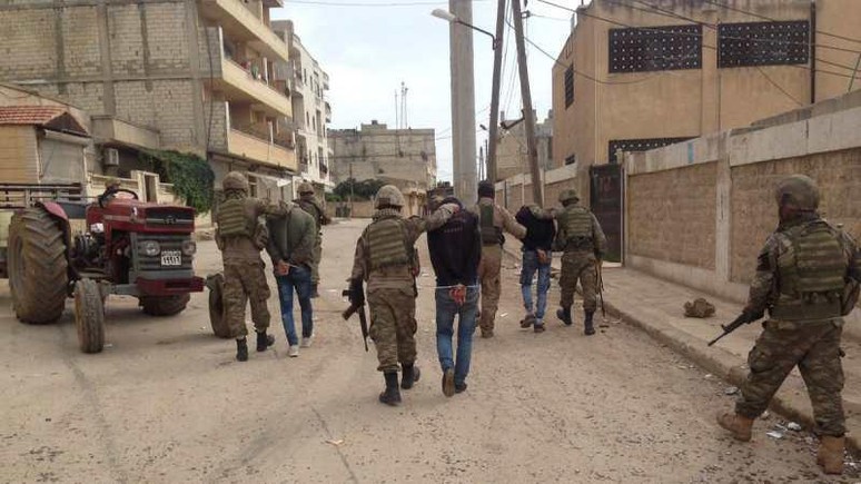 Afrin halkı yakaladığı PYD'lileri askerlere teslim ediyor