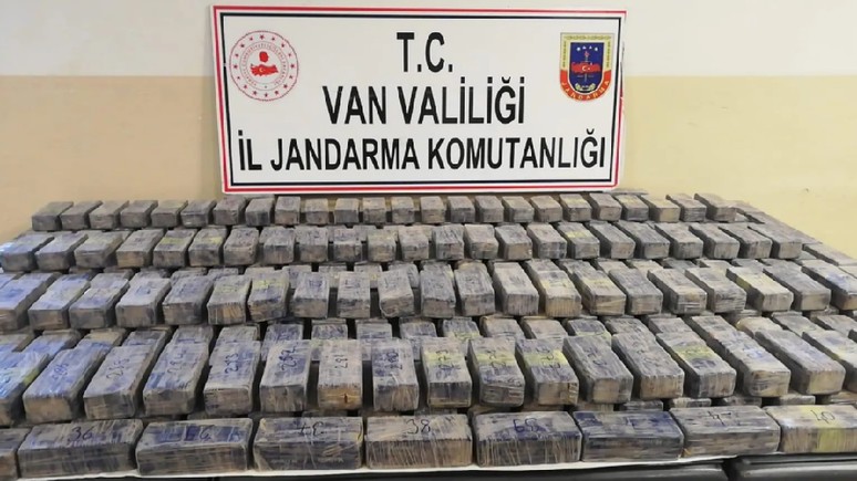 Sahte resmi araçta 149 kilo eroin yakalandı