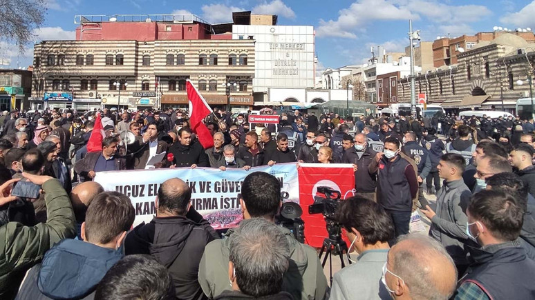 Diyarbakır’da Türk bayraklı ucuz elektrik eylemi