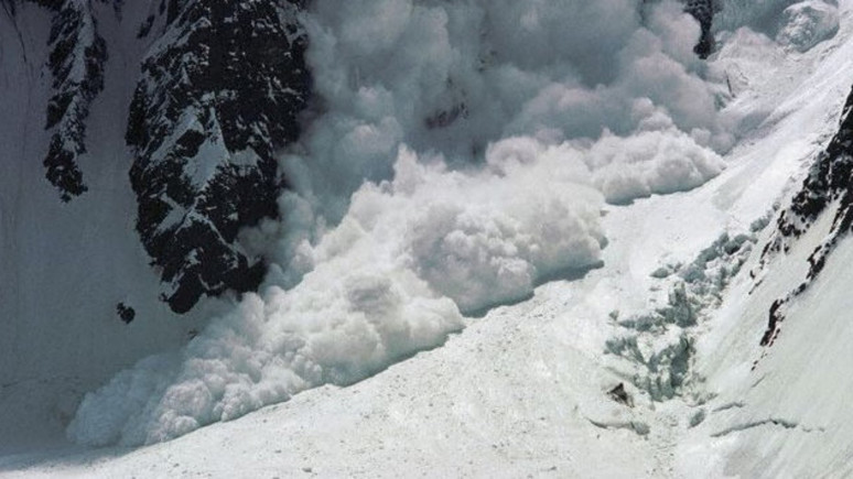 Bitlis'te kar kütlesinin altında kalan kişi hayatını kaybetti