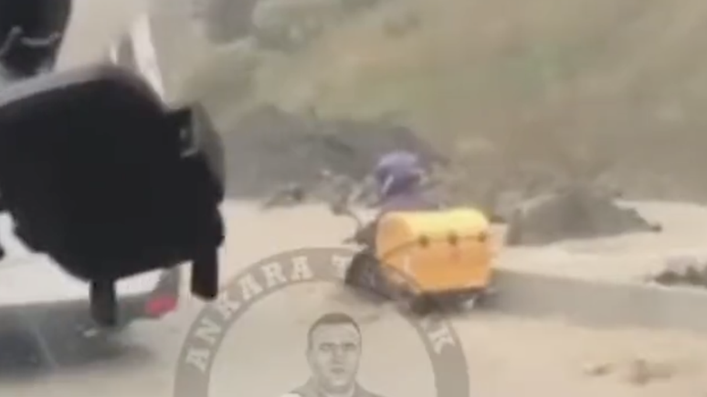 Getir kuryesi selde mahsur kaldı