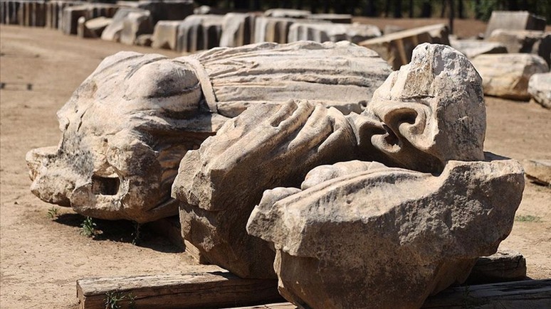 Antik Çağ'ın dev tanrı heykelleri orijinal görüntüsüne kavuşuyor