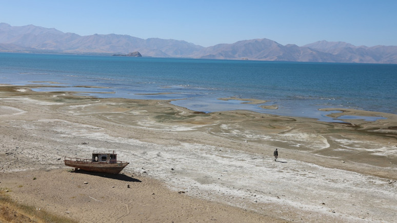 Van Gölü küçülüyor