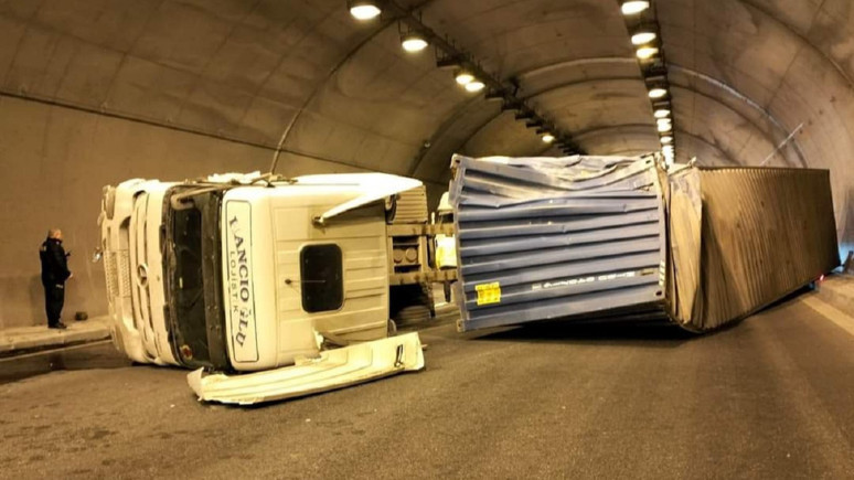 Tünelde feci kaza: Otoyol trafiğe kapatıldı