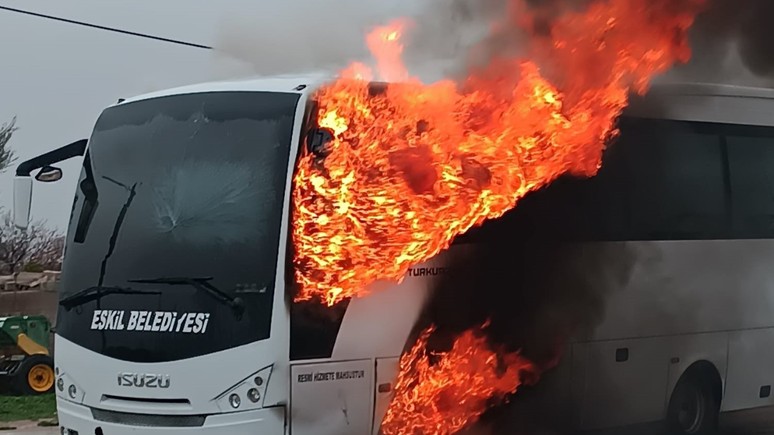 Öğrenci servisinde büyük panik! Onlarca öğrenciyi taşıyan midibüs bir anda alev aldı