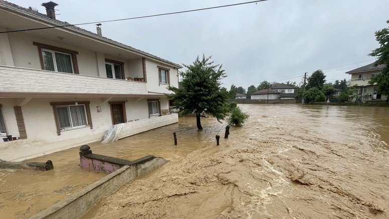 Karadeniz kıyıları sele teslim