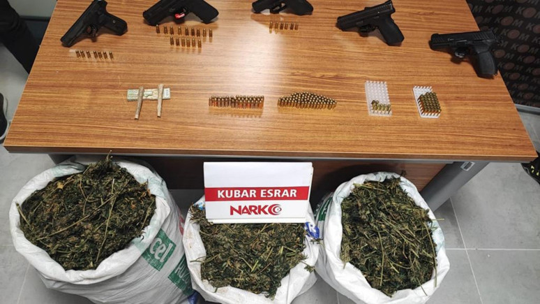 Uyuşturucu zanlısı ‘mücadele plaketi’ almış
