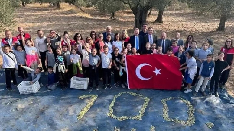 Öğrencilerle zeytin hasadı