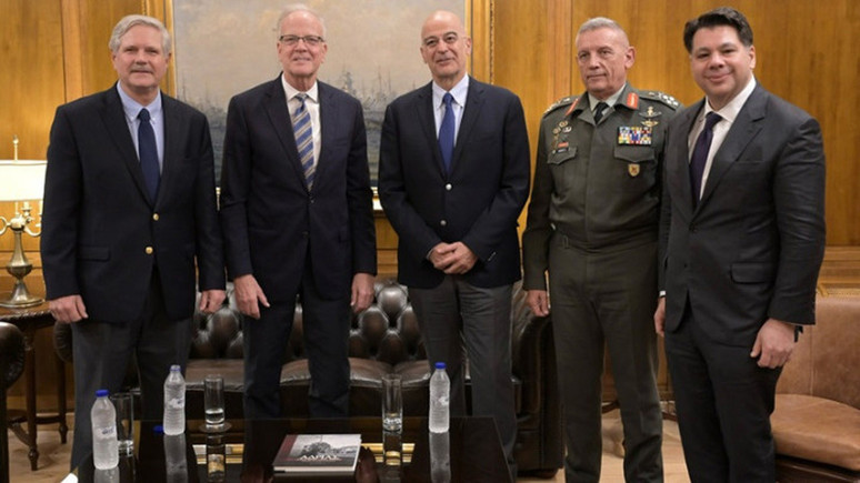 Dendias ABD'li senatörleri ağırladı