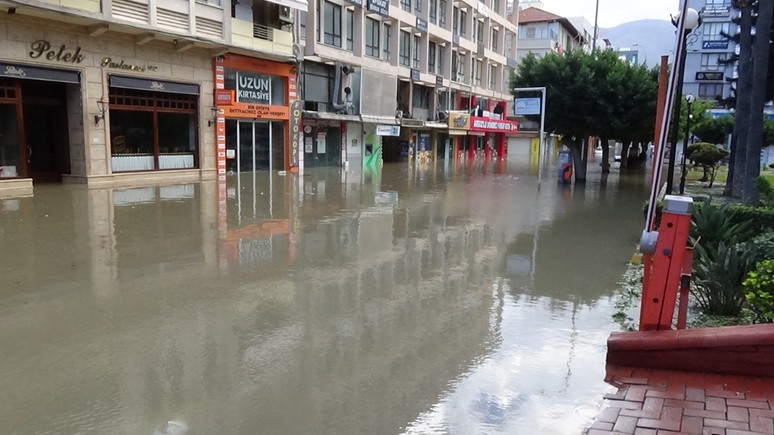 İskenderun’da deniz taştı