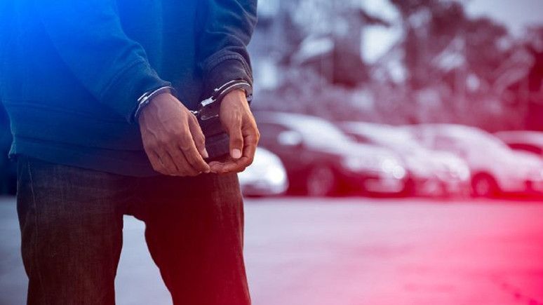 Okuldan bilgisayar çaldılar, satmak istedikleri esnafın dikkati sayesinde yakalandılar